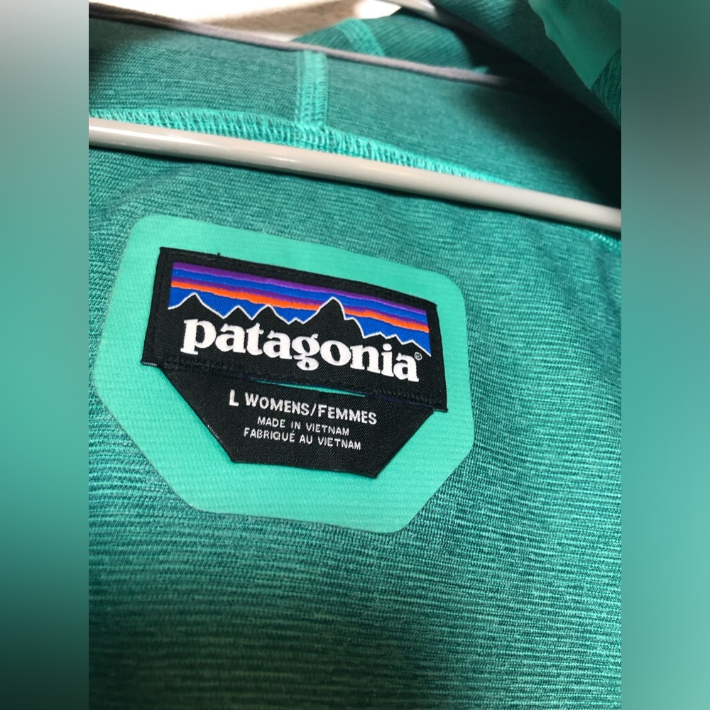 Patagonia Green Hooded Softshell Jacket with Yellow Accents - Picture 4 of 12
